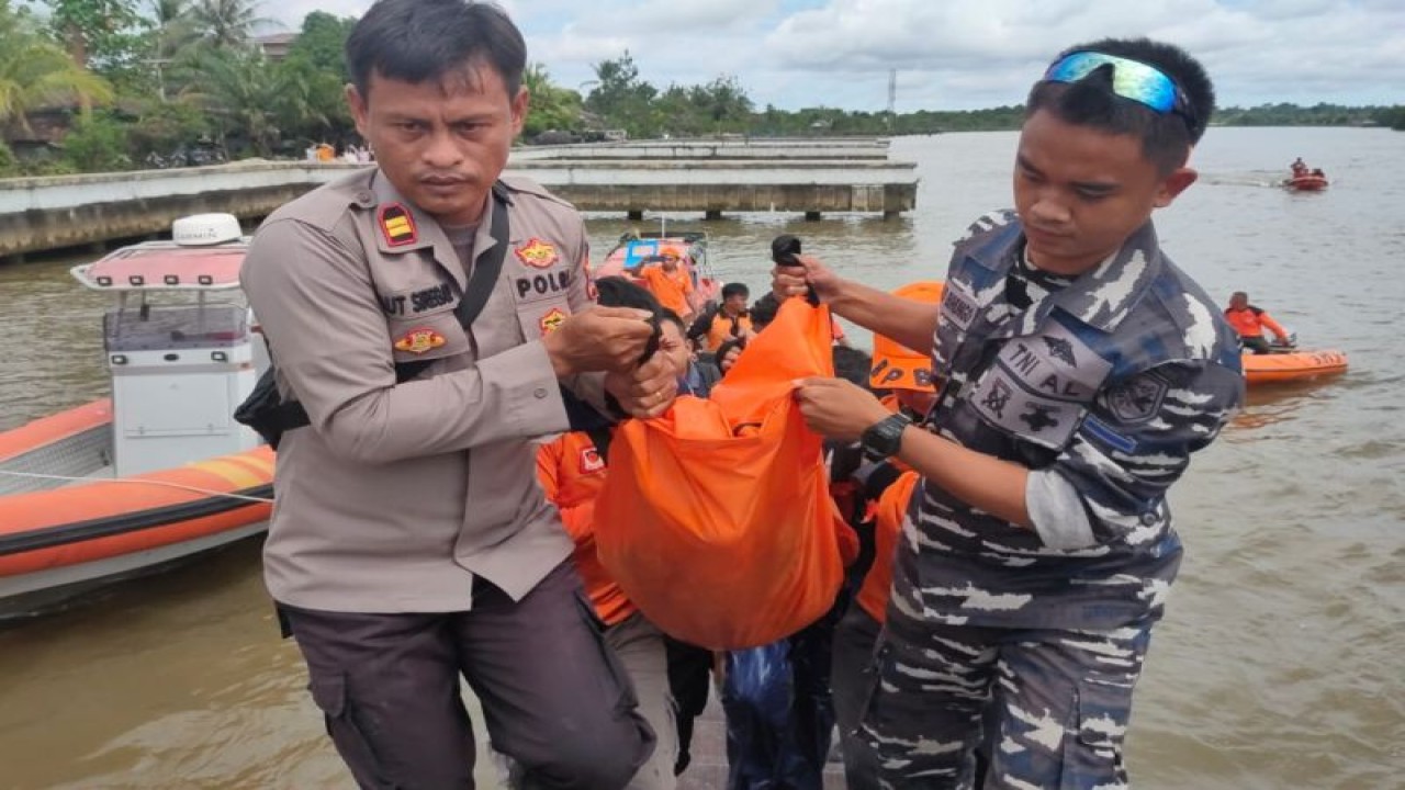 Tim BPBD Bulungan bersama tim gabungan berhasil menemukan korban kedua atas nama Widya Ayu Ningtias binti Imam Ahmadi yang tewas tenggelam di sungai Teras Baru, Tanjung Palas Bulungan Kalimantan Utara, Kamis (24/11/2022). ANTARA/HO-BPBD Bulungan.