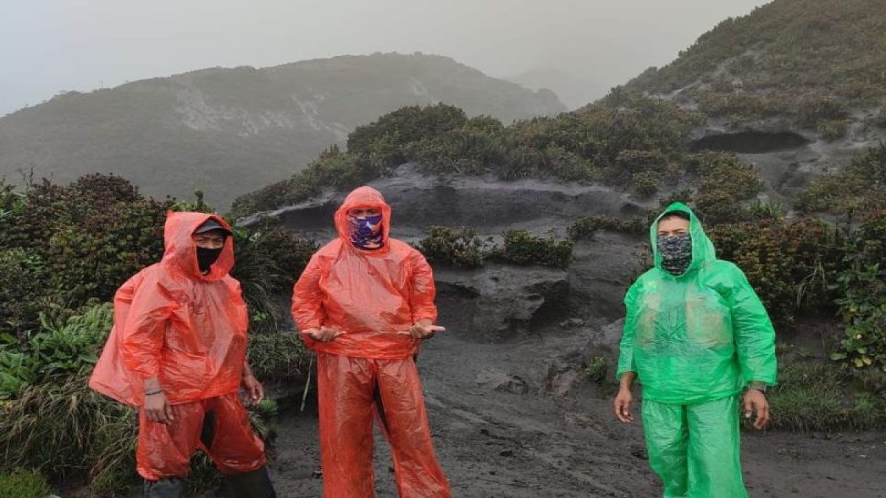 Tim dari Balai Besar TNKS yang ikut membersihkan jalur pendakian Gunung Kerinci yang tertutup abu vulkanik pada 8 hingga 9 November 2022. (ANTARA/HO-Balai Besar TNKS)