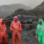 Tim dari Balai Besar TNKS yang ikut membersihkan jalur pendakian Gunung Kerinci yang tertutup abu vulkanik pada 8 hingga 9 November 2022. (ANTARA/HO-Balai Besar TNKS)-1668161004