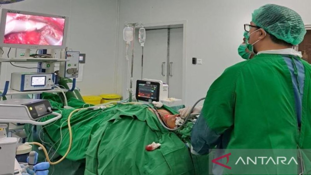 Tim dokter bedah RSUD Soekarno Provinsi Kepulauan Babel melakukan operasi operasi tumor jinak menggunakan metode Transoral Endoscopic Tyroiddectomy Vestibular Approach (TOETVA) perdana di Pangkalpinang, Senin (14/11/2022). (FOTO ANTARA/HO-Diskominfo Babel)