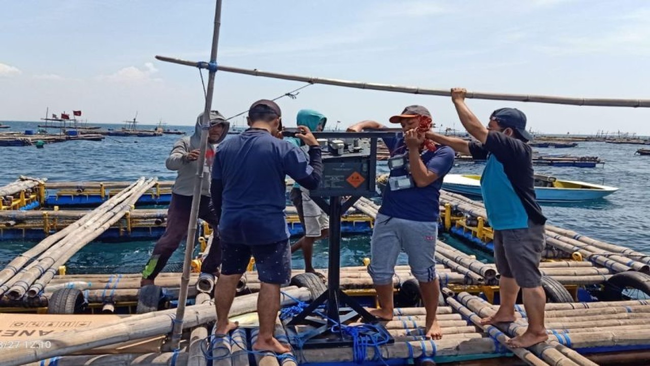 Tim Doktor Mengabdi Universitas Brawijaya (UB) memasang instrumen pada salah satu keramba di Gili Ketapang, Probolinggo (ANTARA/HO/Universitas Brawijaya/End)