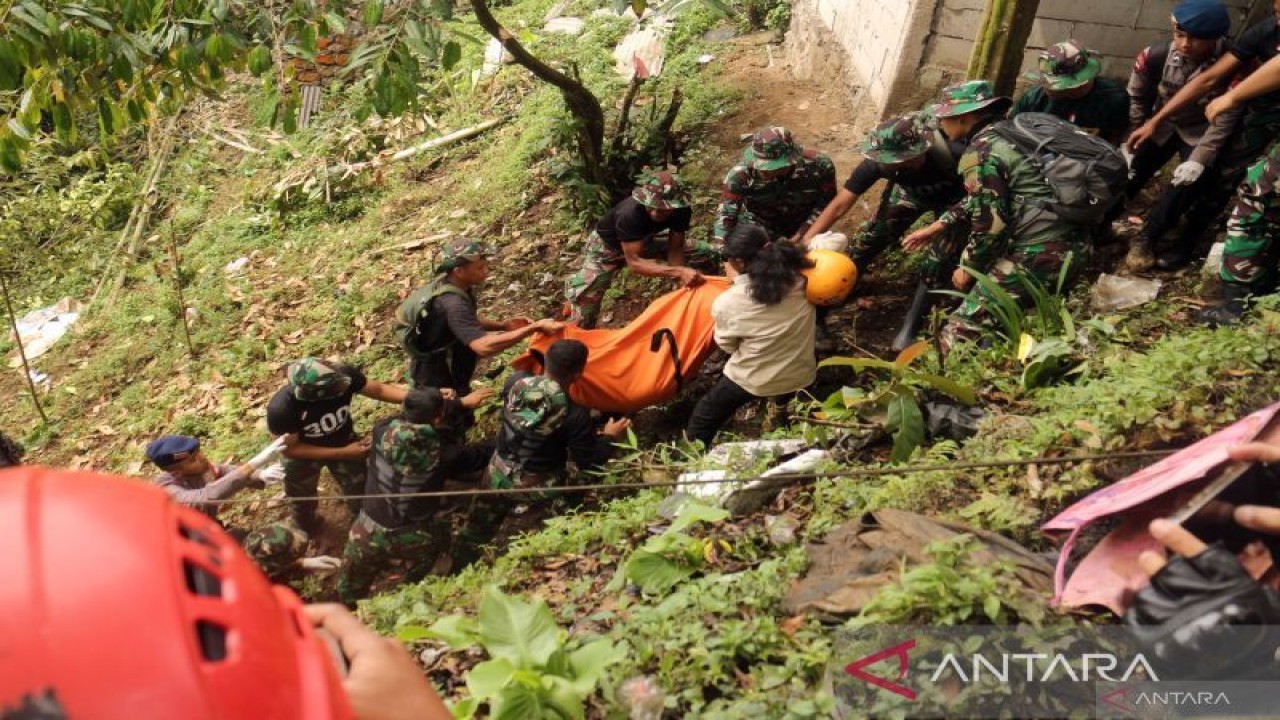 Tim gabungan Provinsi Jawa Barat mengevakuasi korban gempa di Cianjur. ANTARA