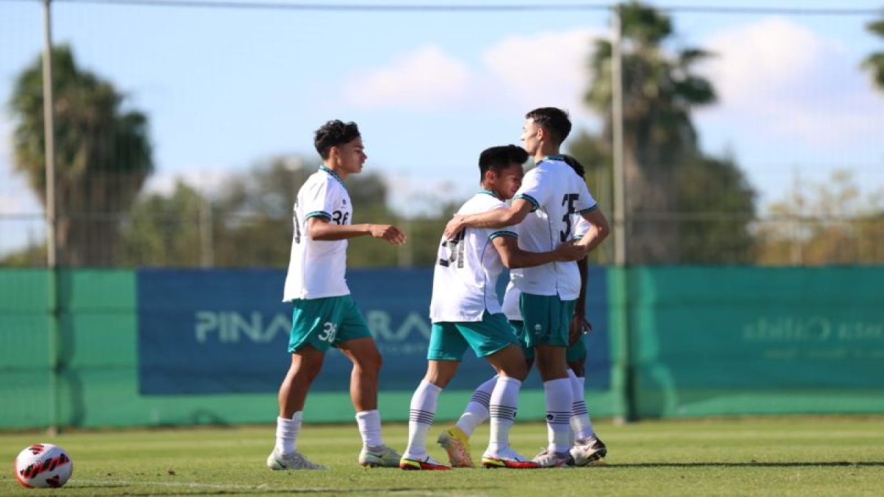 Tim nasional U-20 Indonesia merayakan gol yang dicetak Rafael Struick (kiri) ke gawang Slovakia pada laga persahabatan di Spanyol, Sabtu (19/11/2022), yang berakhir dengan skor 1-2 untuk kemengan Slovakia (ANTARA/HO-PSSI)