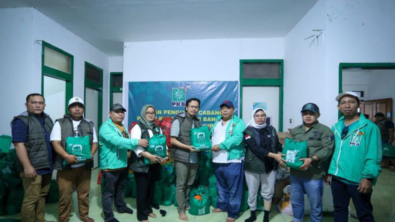Tim Peduli Bencana Gempa Cianjur DPP PKB saat menyalurkan bantuan bagi korban gempa bumi di Kabupaten Cianjur, Provinsi Jawa Barat, Jumat (25/11/2022). ANTARA/HO-Humas PKB.