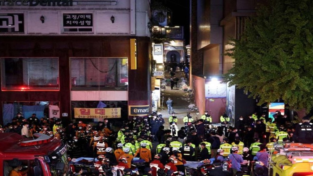 Tim penyelamat bekerja di lokasi di mana puluhan orang terluka akibat terinjak-injak saat festival Halloween di Seoul, Korea Selatan, (30/10/2022). Hingga Minggu (30/10) dini hari, pihak berwenang setempat menyatakan 146 orang meninggal dunia dan 150 orang lainnya luka-luka pada insiden tersebut. ANTARA FOTO/REUTERS/Kim Hong-ji/aww.