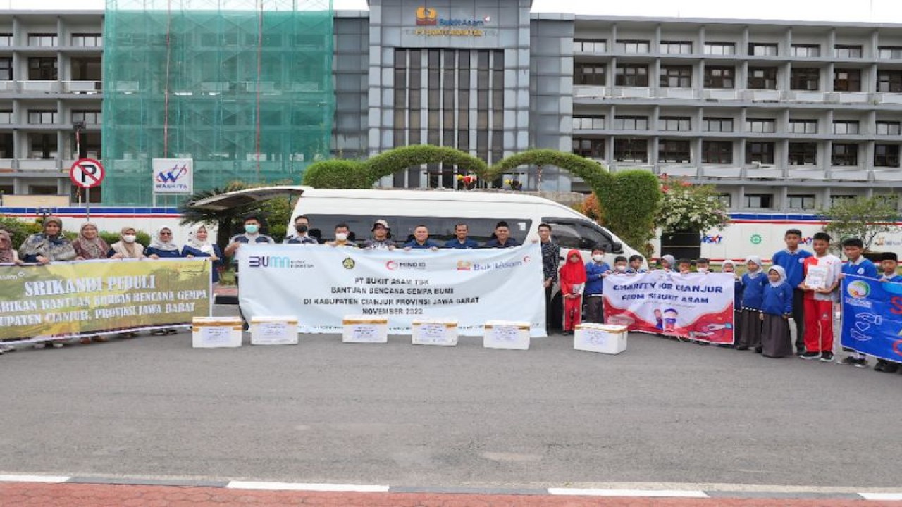 Tim PTBA untuk membantu korban gempa Cianjur dilepas jajaran manajemen perusahaan Kantor Pusat PTBA, Tanjung Enim, Sumsel, Rabu (23/11/2022). (ANTARA/HO)