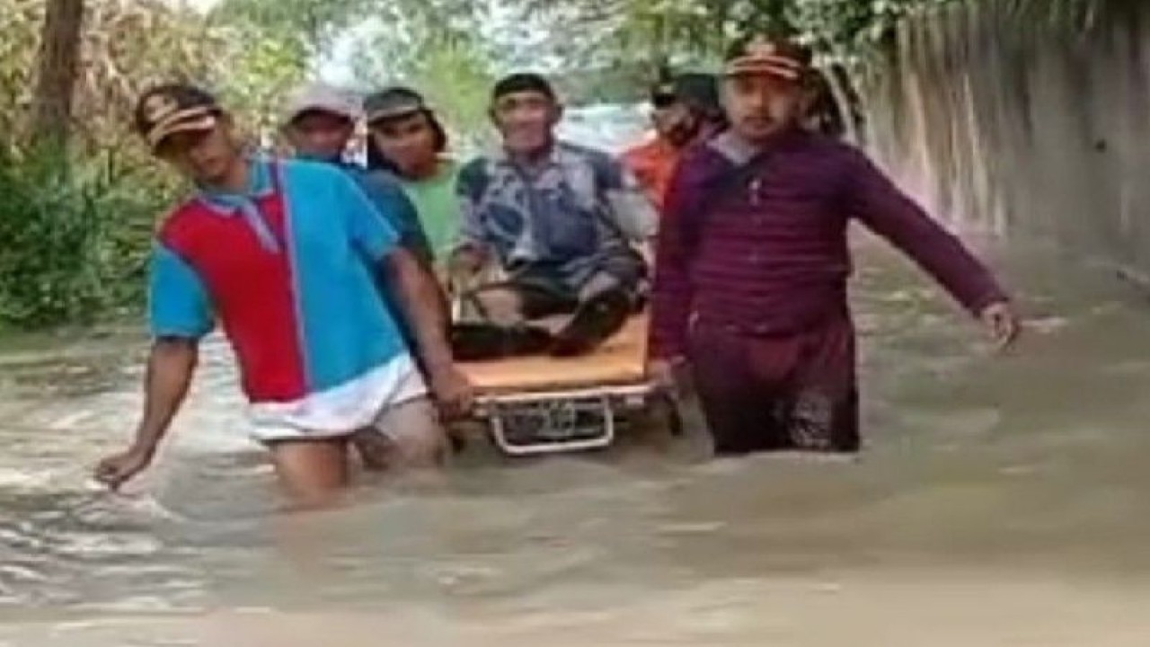 Tim reaksi BPBD Deliserdang sedang mengevakusi warga sedang sakit (ANTARA/HO)