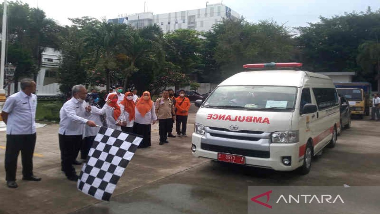 Pelepasan tim relawan dan bantuan untuk korban gempa Cianjur di Kota Cirebon, Provinsi Jawa Barat, Rabu (23/11/2022). (ANTARA/Khaerul Izan)