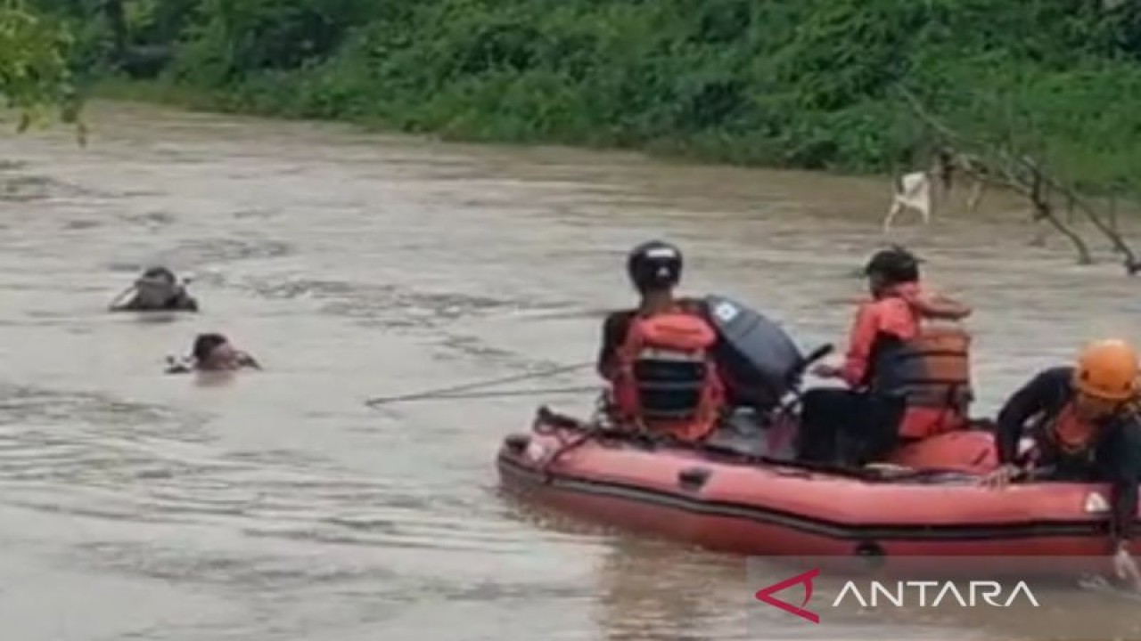 Tim Search and Rescue (SAR) gabungan dari Basarnas dan BPBD Kabupaten Tangerang, Banten melakukan pencarian korban tenggelam di Sungai Cimanceuri. (ANTARA/Azmi)