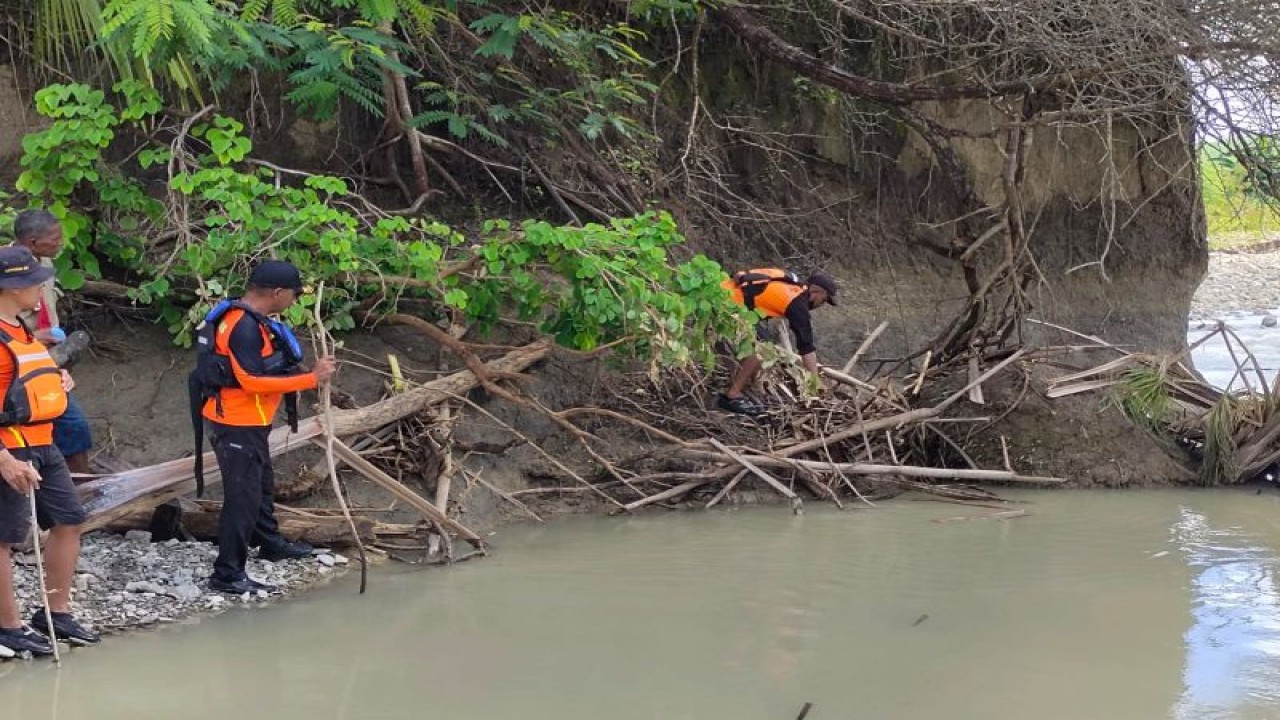 Tim SAR Kantor Pencarian dan Pertolongan Kelas A Kupang Provinsi Nusa Tenggara Timur masih melakukan pencarian terhadap Atrohanis Malapu (40) yang hilang terseret banjir sungai Bainel, Kamis (17/11/2022) (ANTARA/HO-Basarnas Kupang)