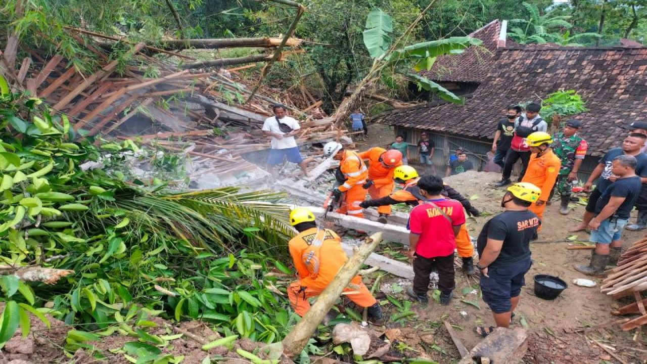 Tim Basarnas Yogyakarta melakukan pencarian korban tanah longsor di Gunungkidul. (ANTARA/HO-Basarnas Yogyakarta)