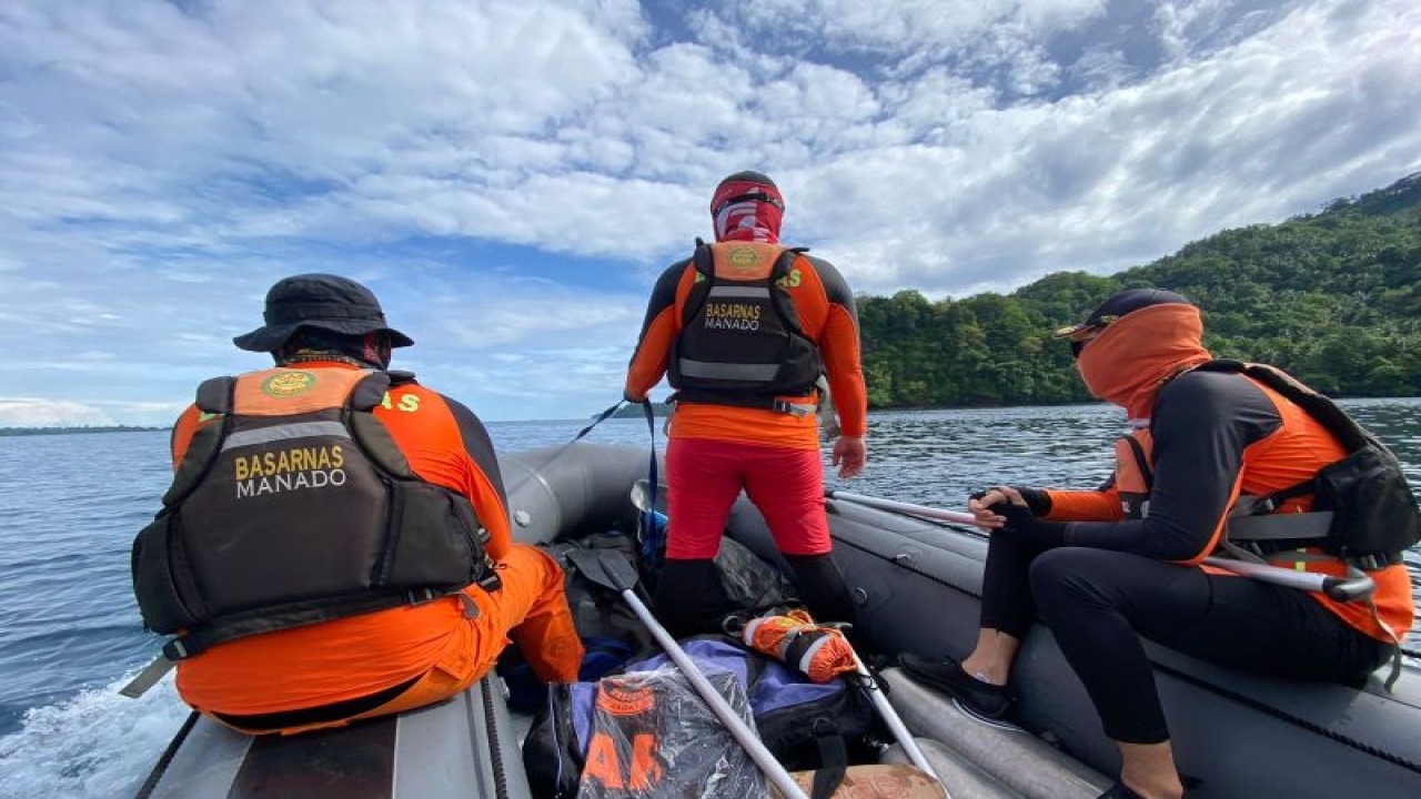 Tim SAR saat melakukan pencarian korban tenggelam di perairan Lembeh, Bitung. ANTARA/HO-Humas Basarnas Manado