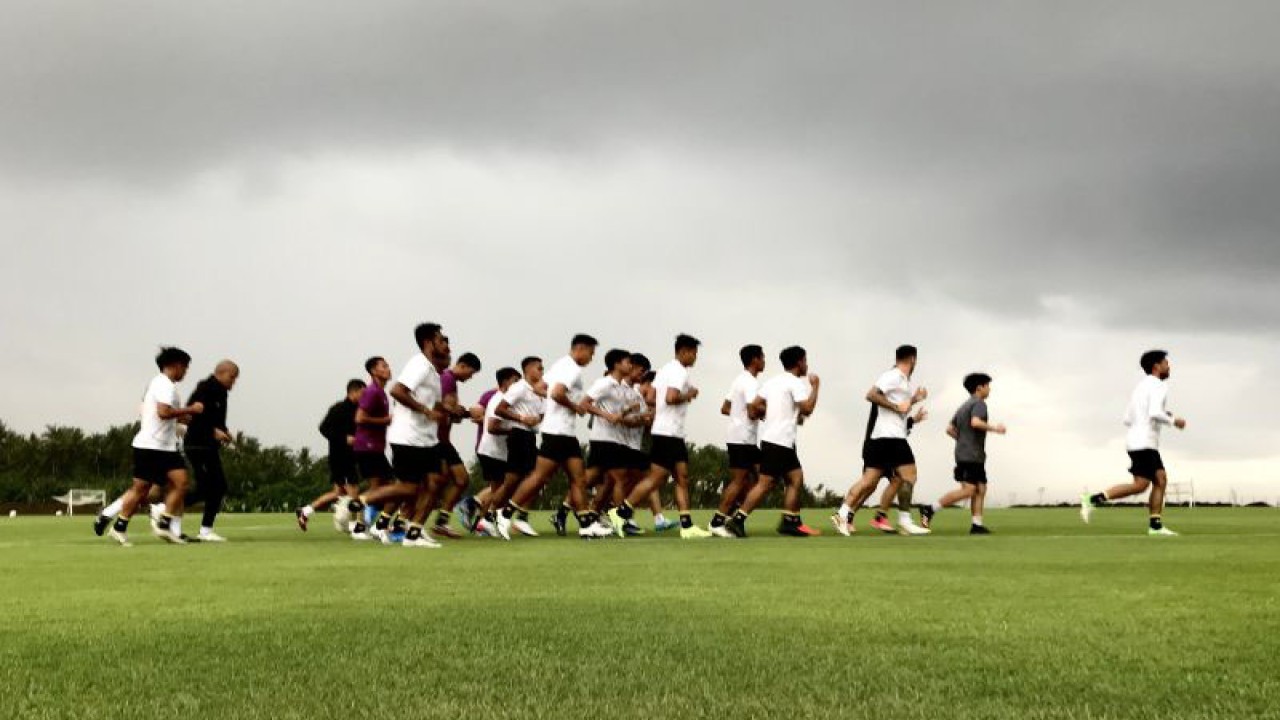 Pemain tim nasional (timnas) sepak bola senior berlari mengelilingi lapangan di Training Ground Bali United, Pantai Purnama, Gianyar, Bali, Senin (28/11/2022), saat pemusatan latihan perdana timnas senior menjelang Piala AFF 2022. ANTARA/Genta Tenri Mawangi