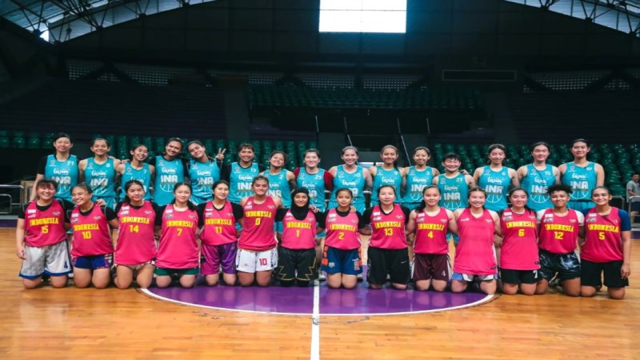 Pemain timnas basket putri Indonesia yang diproyeksikan untuk SEA Games 2023 (bawah) berpose dengan timnas basket putri senior usai melakukan laga ujicoba di GOR CLS Surabaya, Minggu (13/11/2022). ANTARA/HO/Perbasi-Yoga Prakasita