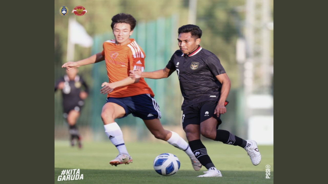 Pemain tim nasional U-20 Indonesia Frengky Missa (kanan) menggiring bola di tengah pengawalan pemain tim U-20 Valerenga Fotball di Spanyol, Selasa (22/11/2022). (ANTARA/Twitter/@PSSI)