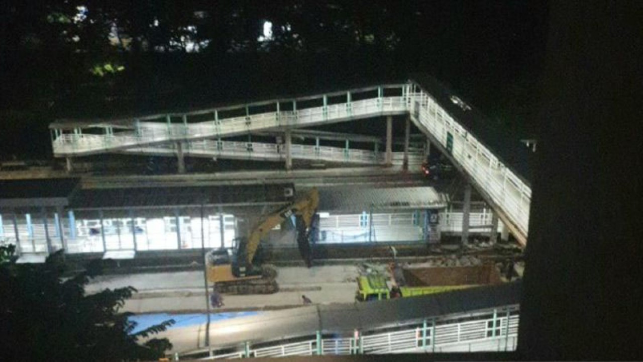 Pekerja mengoperasikan alat berat di proyek perbaikan lajur TransJakarta di Pulogadung, Jakarta, Selasa (29/11/2022). ANTARA/HO-Dokumentasi warga