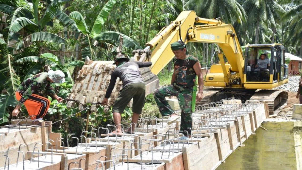 TMMD Ke-115 Tahun 2022 Kodim 1314/Gorut, di Desa Bontula dengan mengerahkan alat berat untuk menggeser beton jembatan guna mempercepat pembangunan jembatan. ANTARA/HO-Pendam XIII Merdeka