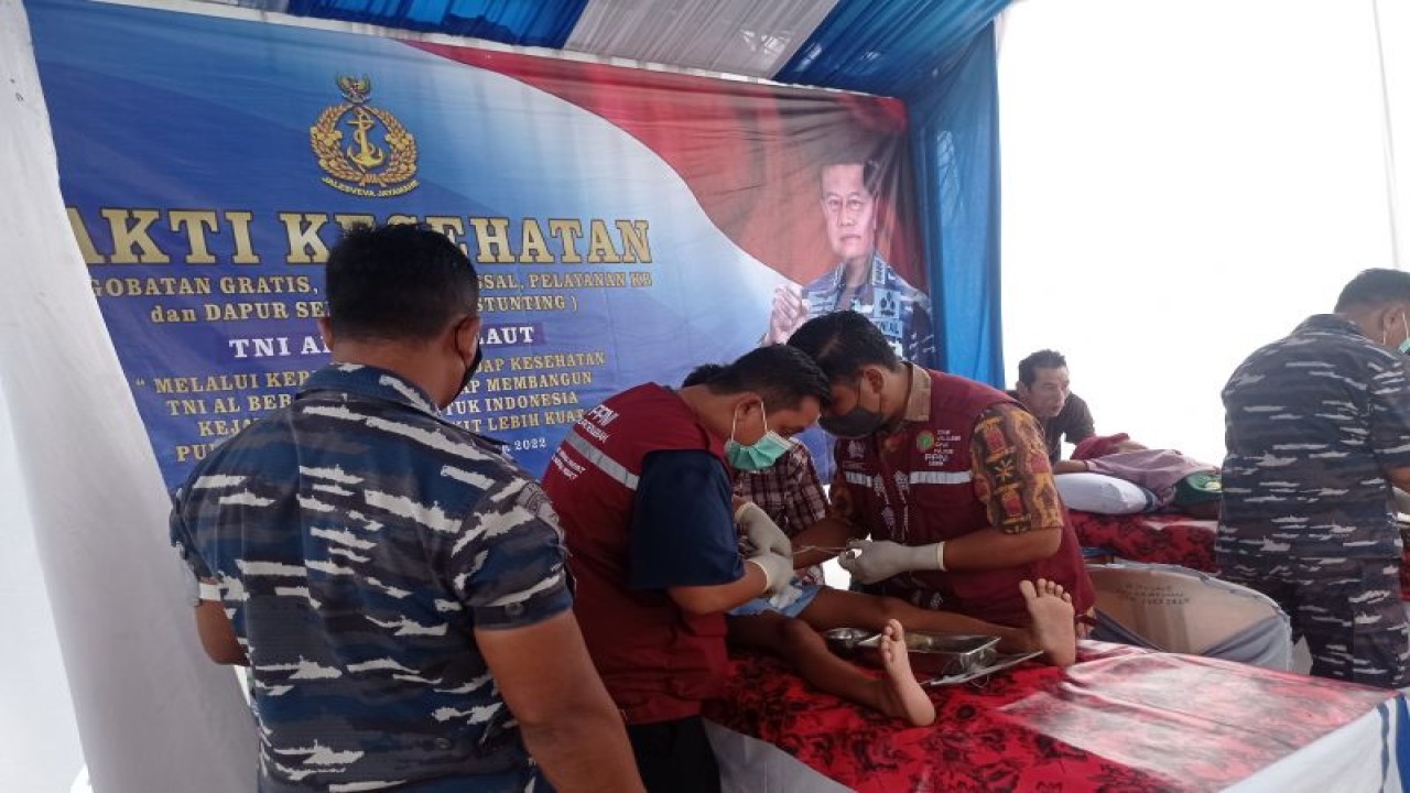 TNI Angkatan Laut melaksanakan kegiatan bakti sosial di Kabupaten Lebak di antaranya sunatan massal, pemberian pangan untuk mengatasi stunting, akseptor KB dan pengobatan gratis. ANTARA/Mansur