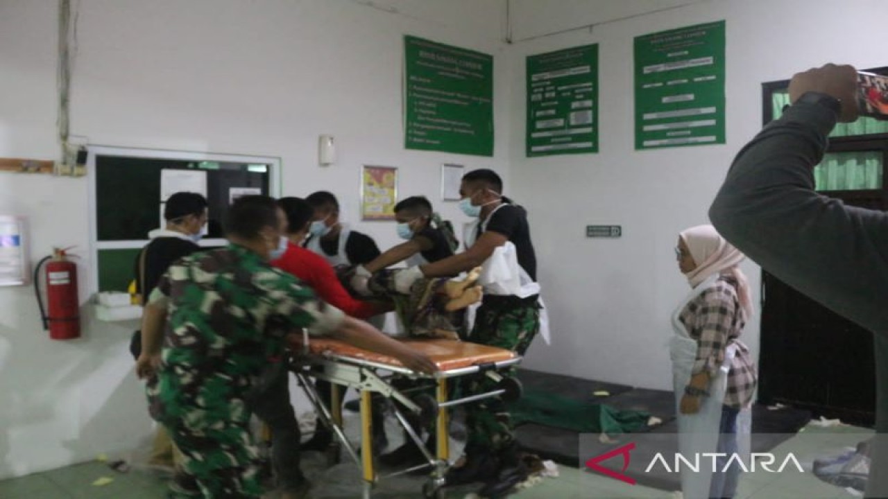 Personel TNI Angkatan Darat tengah membantu korban gempa bumi bermagnitudo 5,6 di Kabupaten Cianjur, Jawa Barat, Senin (21-11-2022). ANTARA/HO-Dispenad