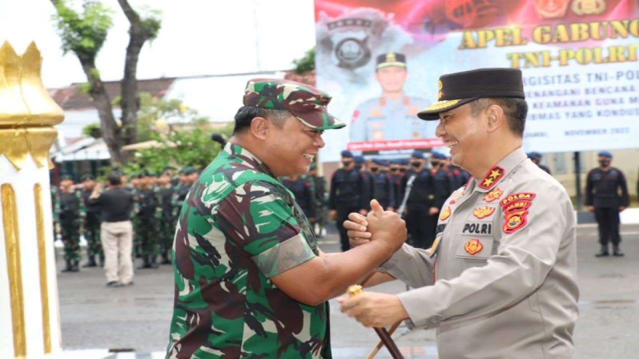 Kapolda Jambi Irjen Pol Rusdi Hartono bersama Danrem 042/Gapu Brigjen TNI Supriono melakukan salam komando, di Jambi, Kamis (3/11/2022) (ANTARA/HO-Polda Jambi)