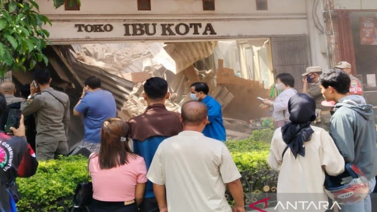 Sebuah toko di pusat kota rusak akibat gempa di Kabupaten Cianjur, Jawa Barat, Senin (21/11/2022). (FOTO ANTARA/Ahmad Fikri)