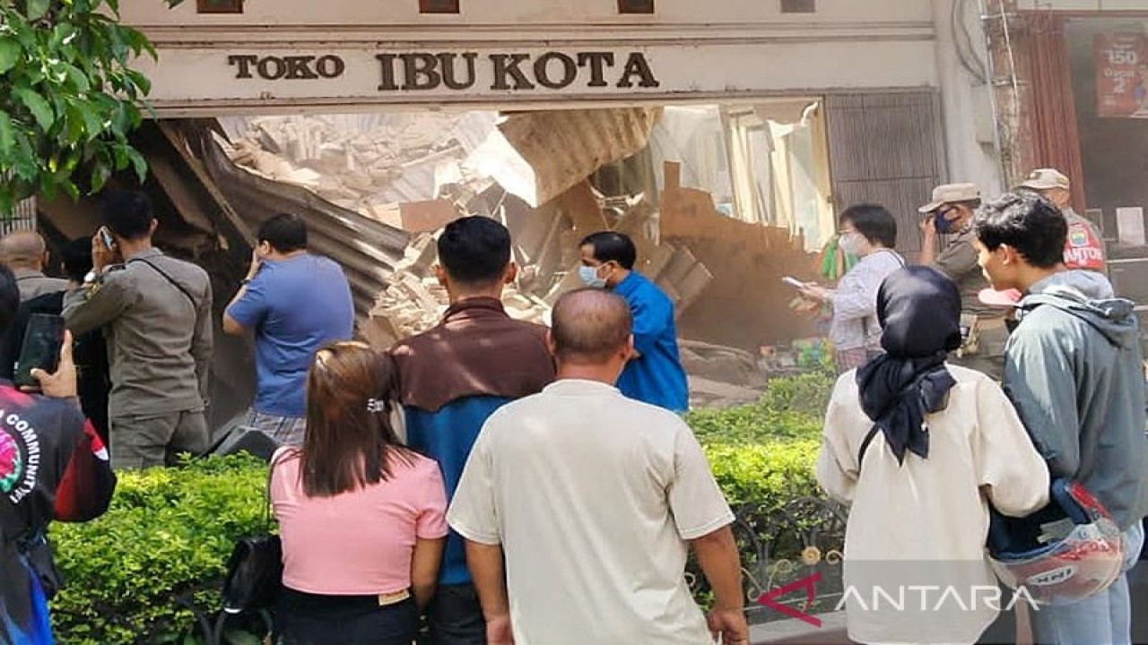 Sebuah toko di pusat kota Cianjur rusak akibat gempa di wilayah Kabupaten Cianjur, Jawa Barat, Senin (21/11/2022). ANTARA/Ahmad Fikri/aa.