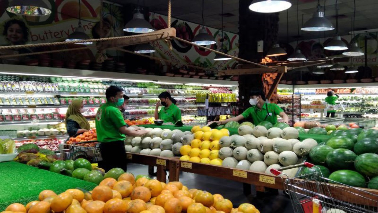 Arsip - Pekerja sedang merapikan buah yang menjadi pajangan di salah satu toko buah di Jakarta, Minggu (27/11/2022). ANTARA/Dewa Ketut Sudiarta Wiguna