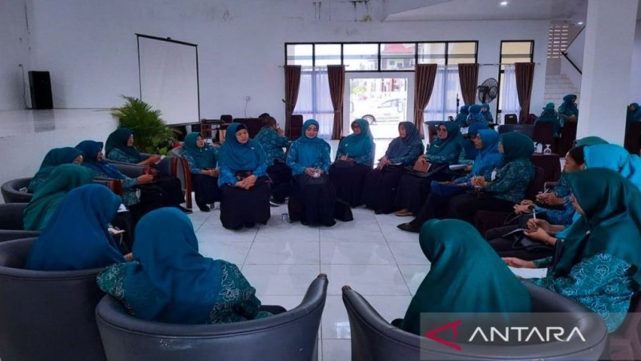 TP PKK Kabupaten Natuna saat mengelar rapat koordiasi di Gedung Wanita Kabupaten Natuna, Ranai, Natuna, Sabtu. (ANTARA/Cherman)