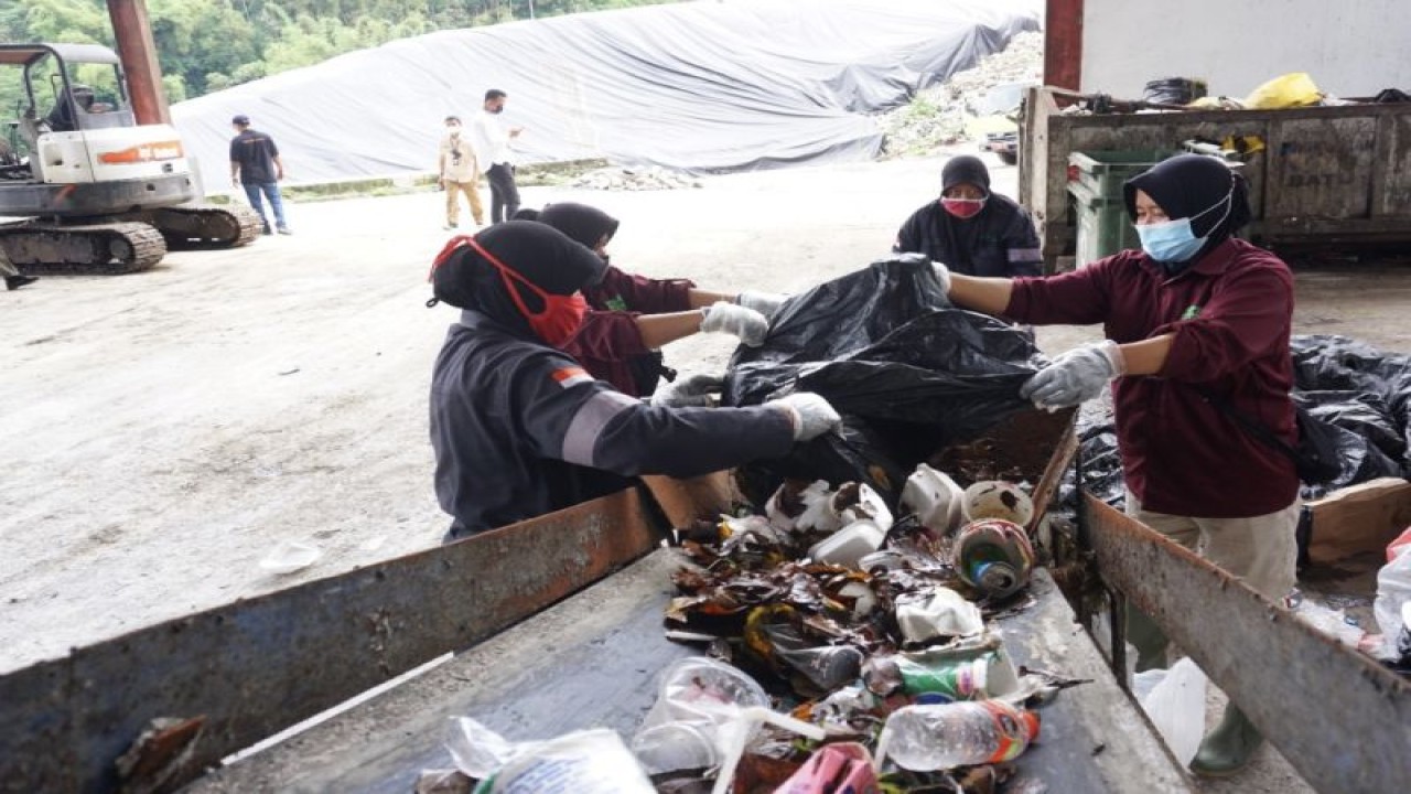 Proses pengelolaan sampah di Tempat Pembuangan Akhir (TPA) Tlekung, di Kecamatan Junrejo, Kota Batu, Jawa Timur. ANTARA/HO-Humas Pemkot Batu