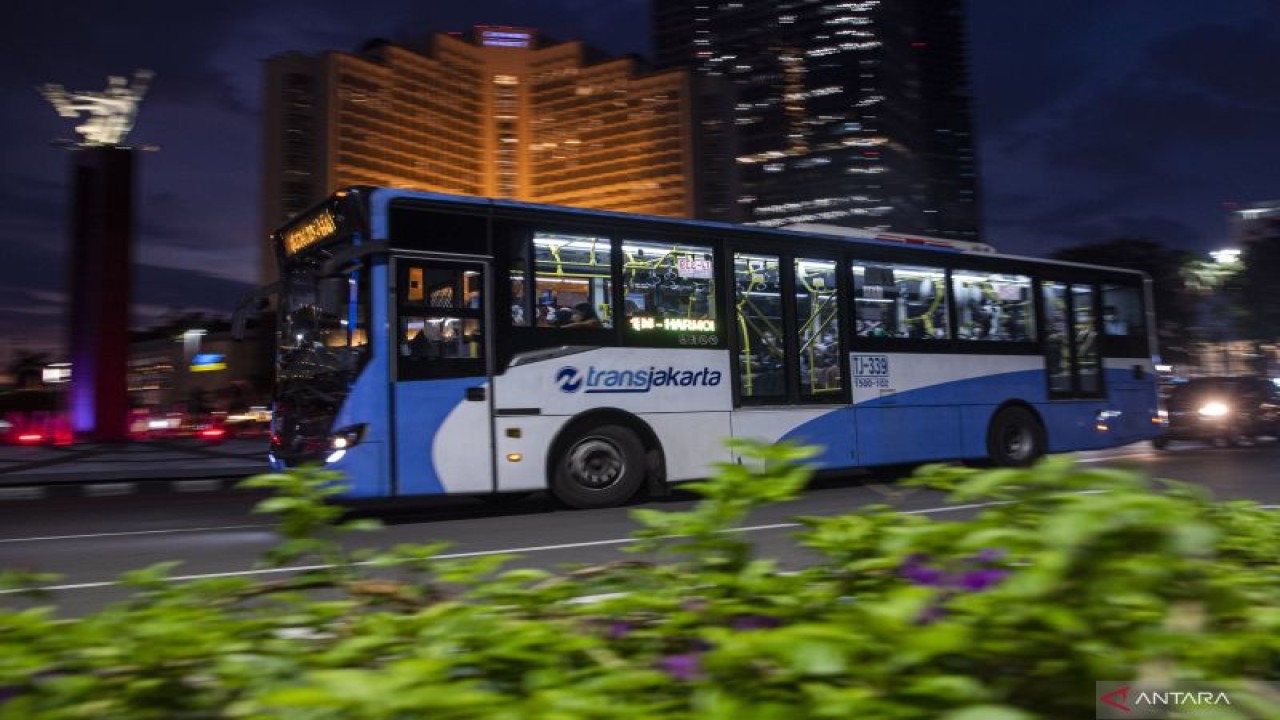 Bus TransJakarta melintas di Bundaran HI, Jakarta, Senin (12/9/2022). ANTARA FOTO/Sigid Kurniawan/wsj.