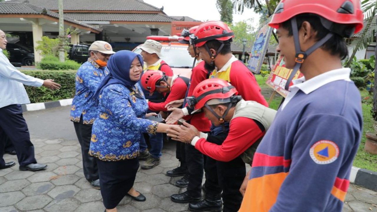 Bupati Sleman Kustini Sri Purnomo melepas Tim Reaksi Cepat (TRC) Badan Penanggulangan Bencana Daerah (BPBD) Sleman untuk membantu penanganan korban bencana gempa bumi di Cianjur, Jawa Barat, Selasa (29/11/22). ANTARA/HO-Bagian Prokopim Setda Sleman