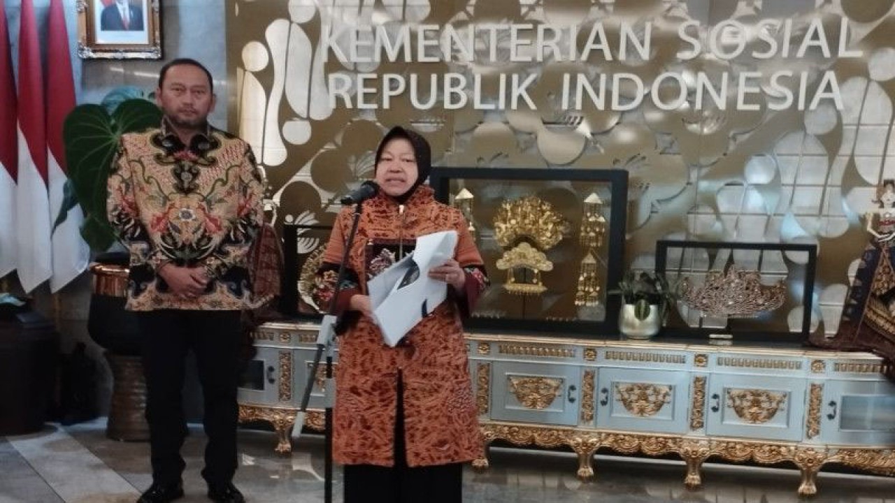 Menteri Sosial (Mensos) Tri Rismaharini saat konferensi pers di Kantor Kementerian Sosial, Jakarta, Jumat (25/11/2022). (FOTO ANTARA/Rizka Khaerunnisa)