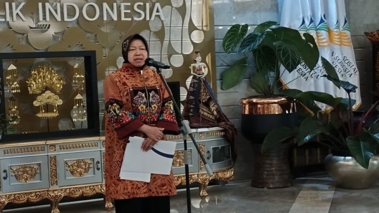 Menteri Sosial (Mensos) Tri Rismaharini saat konferensi pers di Kantor Kementerian Sosial, Jakarta, Jumat (25/11/2022). (ANTARA/Rizka Khaerunnisa)