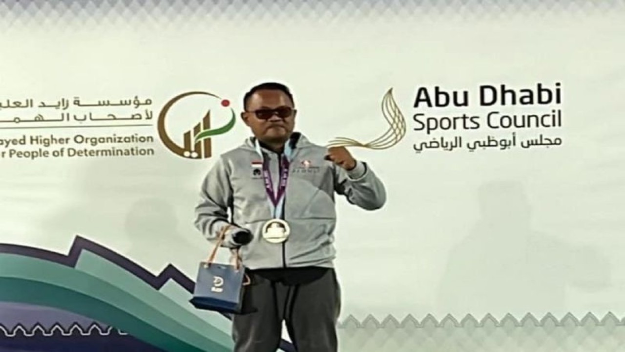Atlet para-menembak Indonesia Bolo Triyanto meraih medali perak pada nomor R5–Mixed 10 m Air Rifle Prone SH2 di Kejuaraan Dunia Para-menembak (WSPS) di Al Ain, Uni Emirat Arab (UEA), Senin (14/11/2022). Hasil ini sekaligus memastikan diri lolos ke Paralimpiade XVII/2024 di Paris, Prancis. (ANTARA/HO-NPC Indonesia)