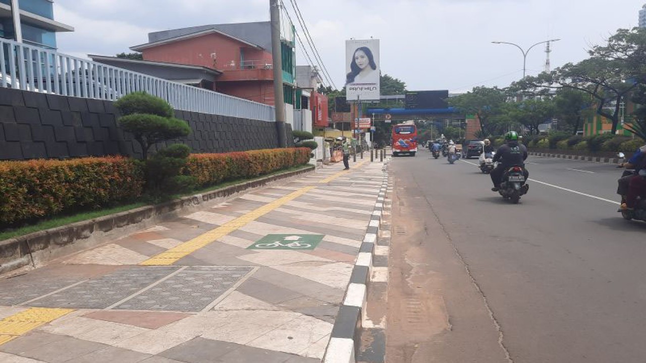 Revitalisasi trotoar di Jalan Margonda Depok (ANTARA/Foto: Feru Lantara)