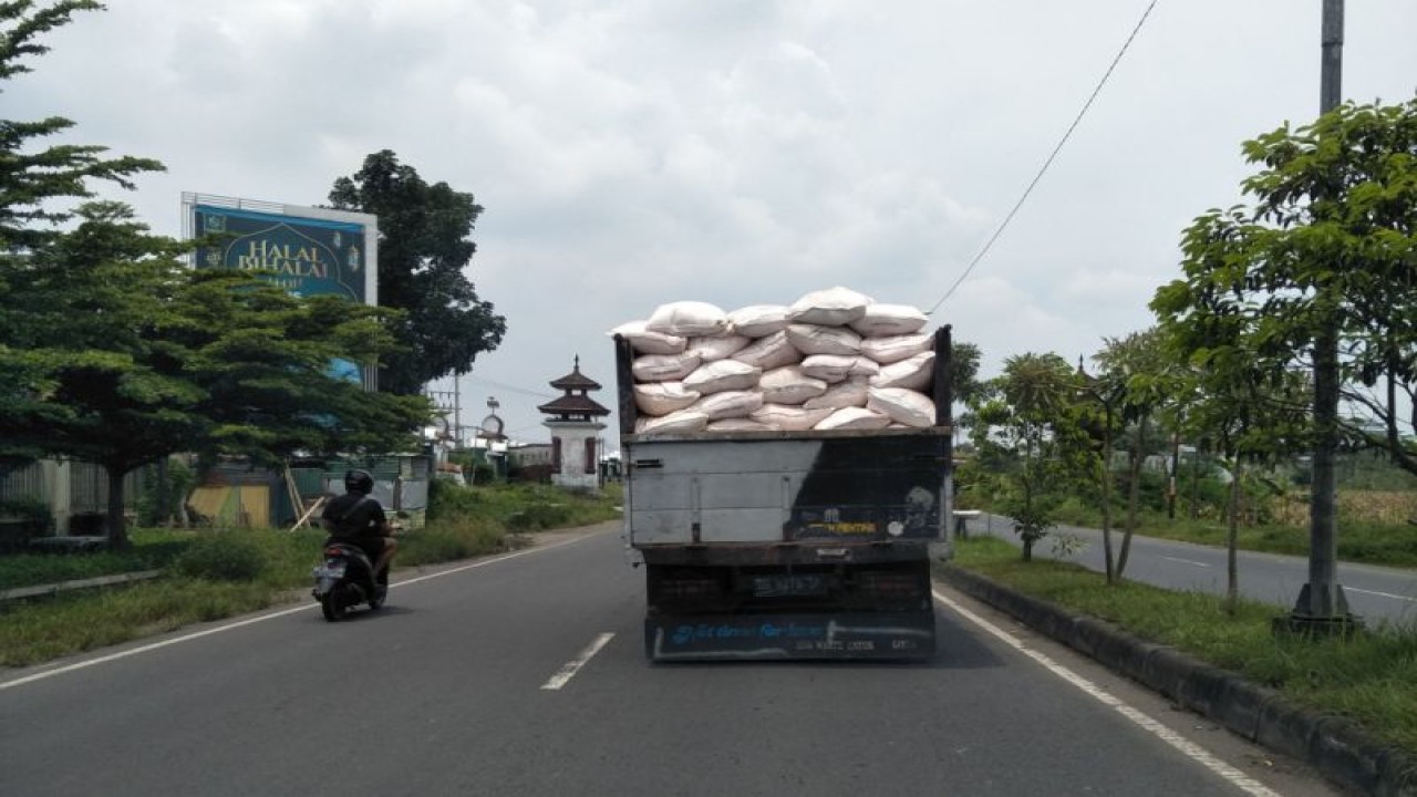 Truk pengangkut pupuk bersubsidi saat melintas di jalan raya Praya Lombok Tengah, Nusa Tenggara Barat, Senin (21/11/2022) (ANTARA/Akhyar)