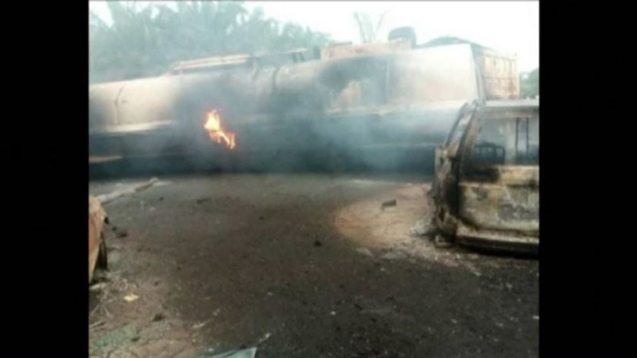 Sebuah truk tangki bensin meledak usai terjatuh di jalan utama, di negara bagian Kogi, Nigeria utara. (Tangkapan layar)