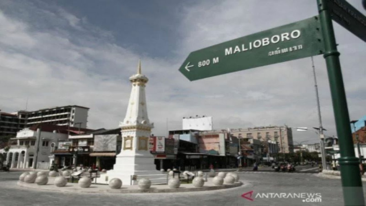 Dokumentasi. Pengendara melintasi kawasan Tugu Pal Putih, Yogyakarta, Senin (21/12/2020). (ANTARA FOTO/Hendra Nurdiyansyah/rwa/pri)