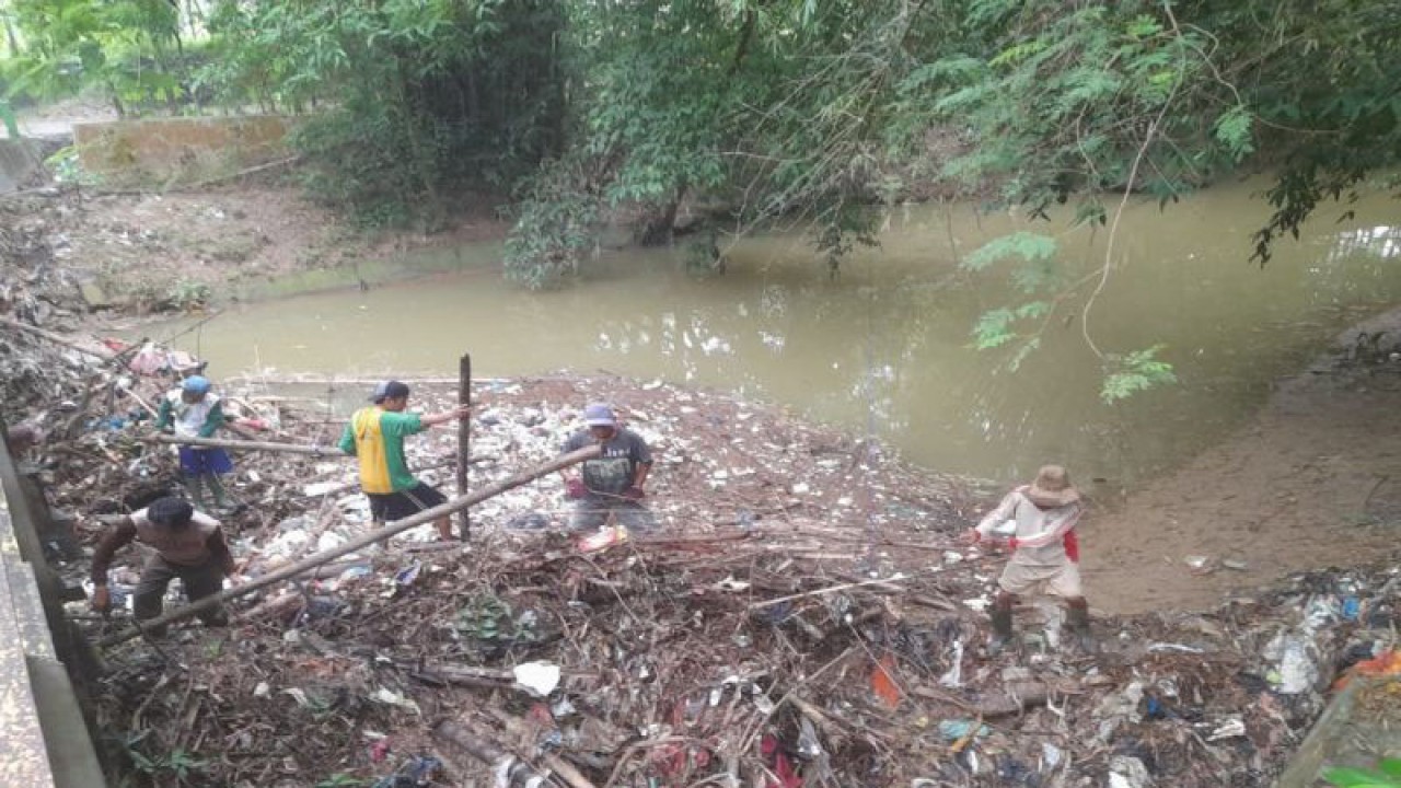 Sejumlah pekerja menangani tumpukan sampah di Sungai Gladak Anyar Pamekasan, Jawa Timur, Kamis (24/11/2022) (ANTARA/Abd. Aziz)