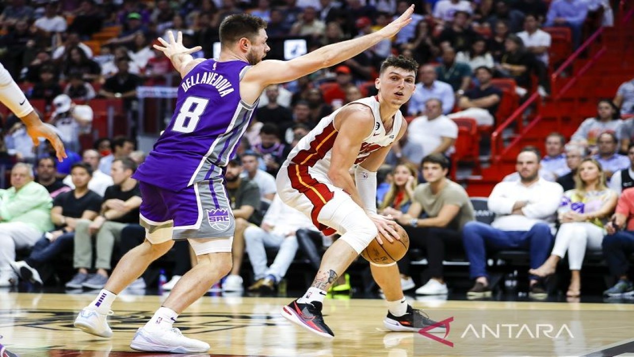 Pebasket Miami Heat Tyler Herro (kanan) berusaha menjaga penguasaan bola dari jangkauan pemain Sacramento Kings Matthew Dellavedova dalam lanjutan NBA di FTX Arena, Florida, Amerika Serikat, Rabu (2/11/2022) waktu setempat. (ANTARA/REUTERS/USA TODAY SPORTS/Sam Navarro)