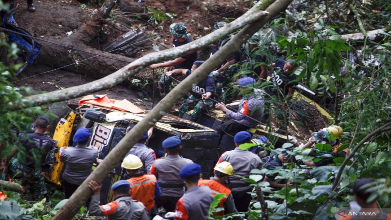 Sejumlah petugas gabungan mengevakuasi mobil yang jatuh ke jurang karena terbawa longsor akibat dampak gempa di Cugenang, Kabupaten Cianjur, Jawa Barat, Senin (21/11/2022). ANTARA FOTO/Yulius Satria Wijaya/tom. (ANTARA FOTO/YULIUS SATRIA WIJAYA)