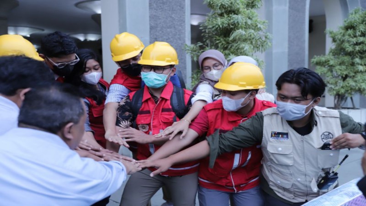 Universitas Gadjah Mada (UGM) memberangkatkan tim respon cepat untuk membantu penanganan bencana gempa bumi di Kabupaten Cianjur, Jawa Barat di Balairung, UGM, Yogyakarta, Selasa sore (22/11/2022) (ANTARA/HO/UGM)