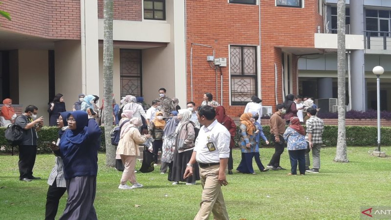 Sejumlah dosen dan mahasiswa berhamburan keluar ruangan akibat gempa. (ANTARA/Foto: Feru Lantara)