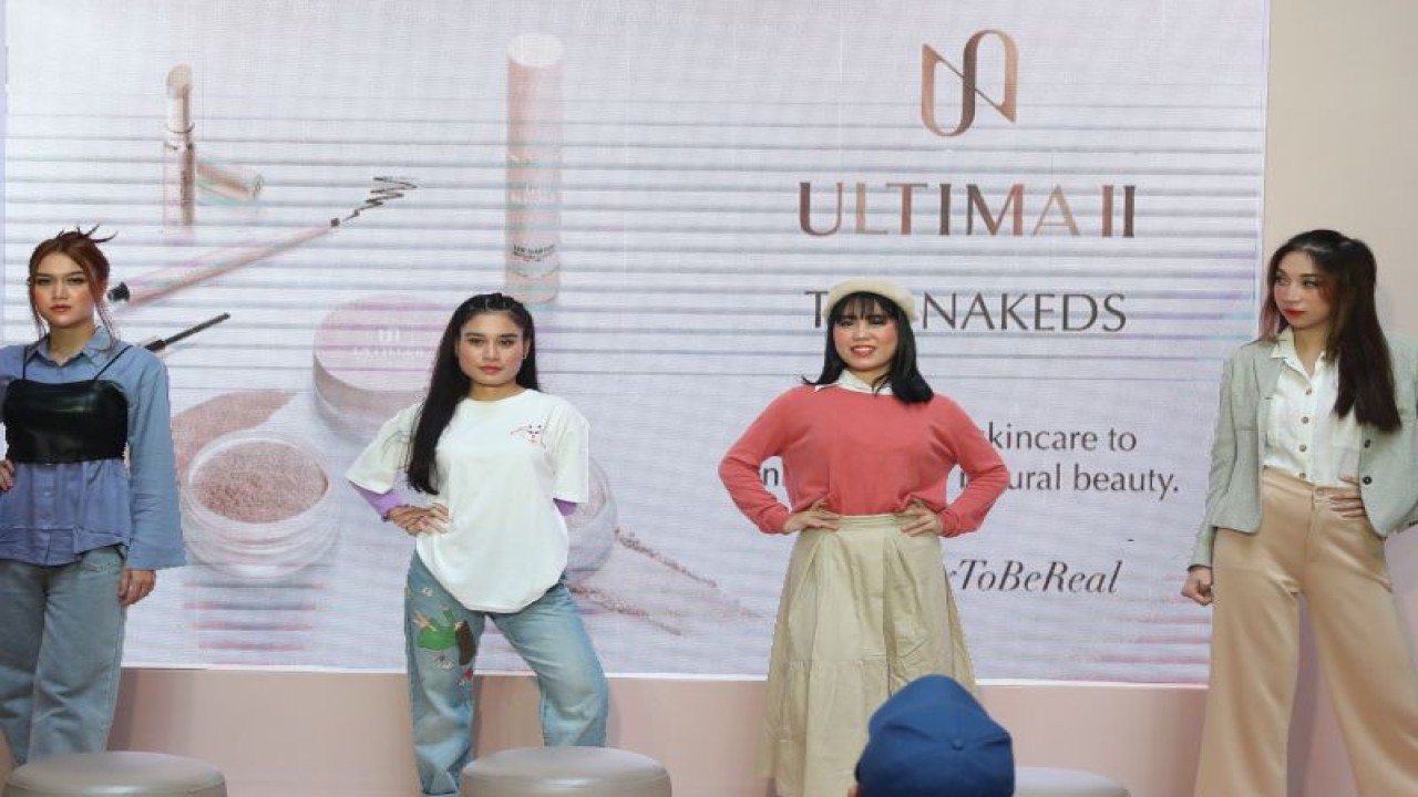 Empat tampilan tren makeup yang akan populer di 2023 berdasarkan tipe kepribadian wanita Indonesia. Dari kiri ke kanan Fashion Guru, Artsy Lady, The Adorkable Girl, dan The Go Getter! yang ditampilkan dalam konferensi pers ULTIMA II di Jakarta, Rabu (30/11/2022). (ANTARA/HO/Ultima II)