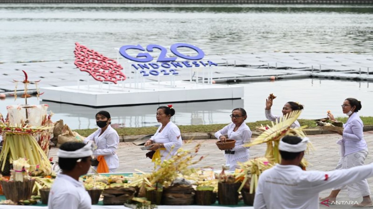 Umat Hindu mengikuti ritual upacara Melaspas