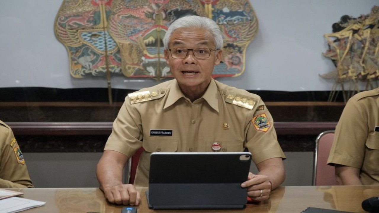 Gubernur Jawa Tengah Ganjar Pranowo saat mengumumkan kenaikan upah minimum provinsi (UMP) Jateng 2023 di Semarang, Senin (28/11/2022). (ANTARA/HO-Humas Pemprov Jateng)