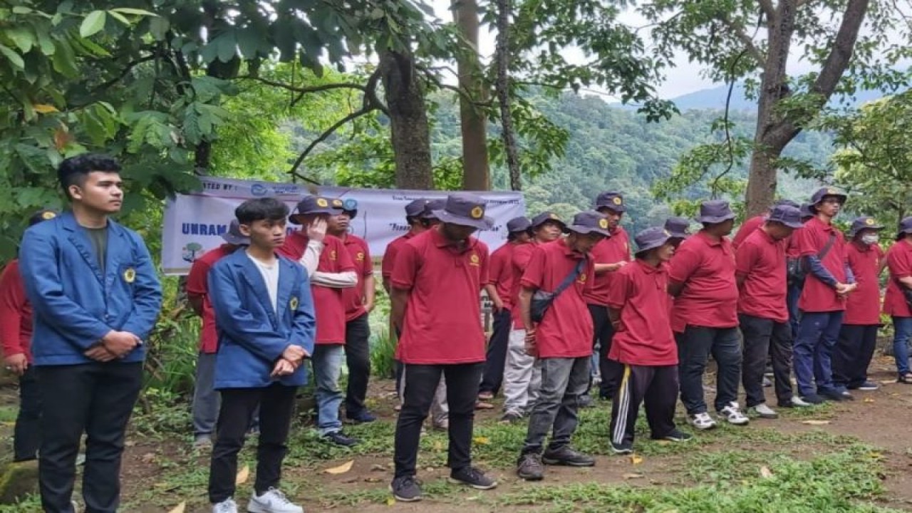 Peserta Universitas Mataram Mengabdi 2022 saat melakukan apel sebelum kegiatan di mulai di Desa Senaru, Kecamatan Bayan, Kabupaten Lombok Utara, NTB. (ANTARA/Humas Universitas Mataram)