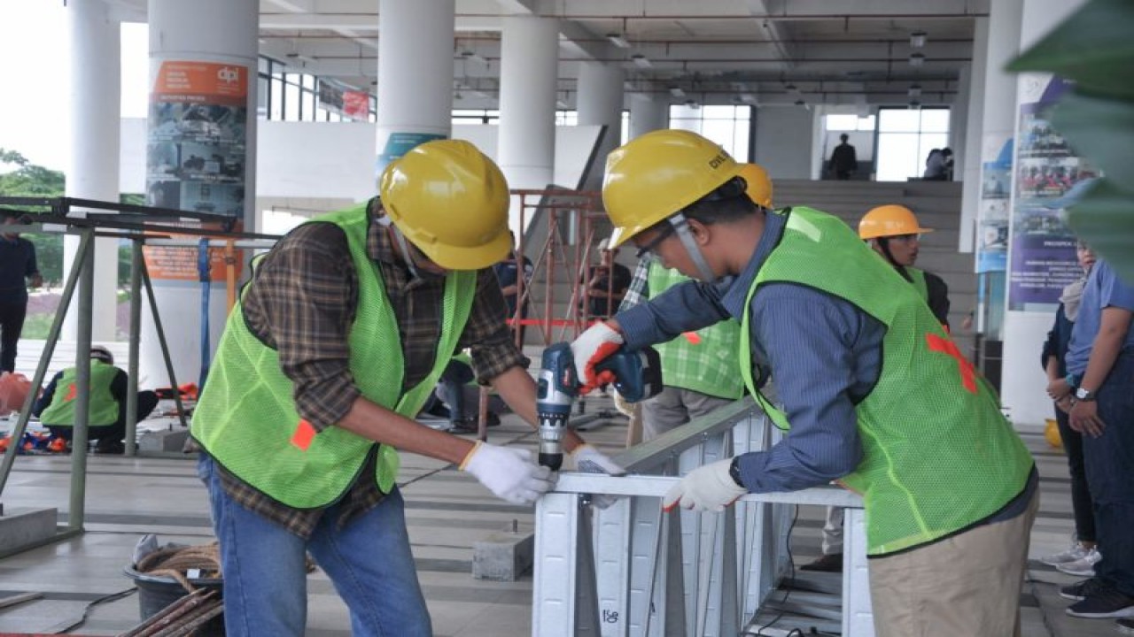 Universitas Pembangunan Jaya (UPJ) Kota Tangerang Selatan, Banten, bekerja sama dengan Pusat Prestasi Nasional (Puspresnas) menggelar kompetisi jembatan Indonesia (KJI)