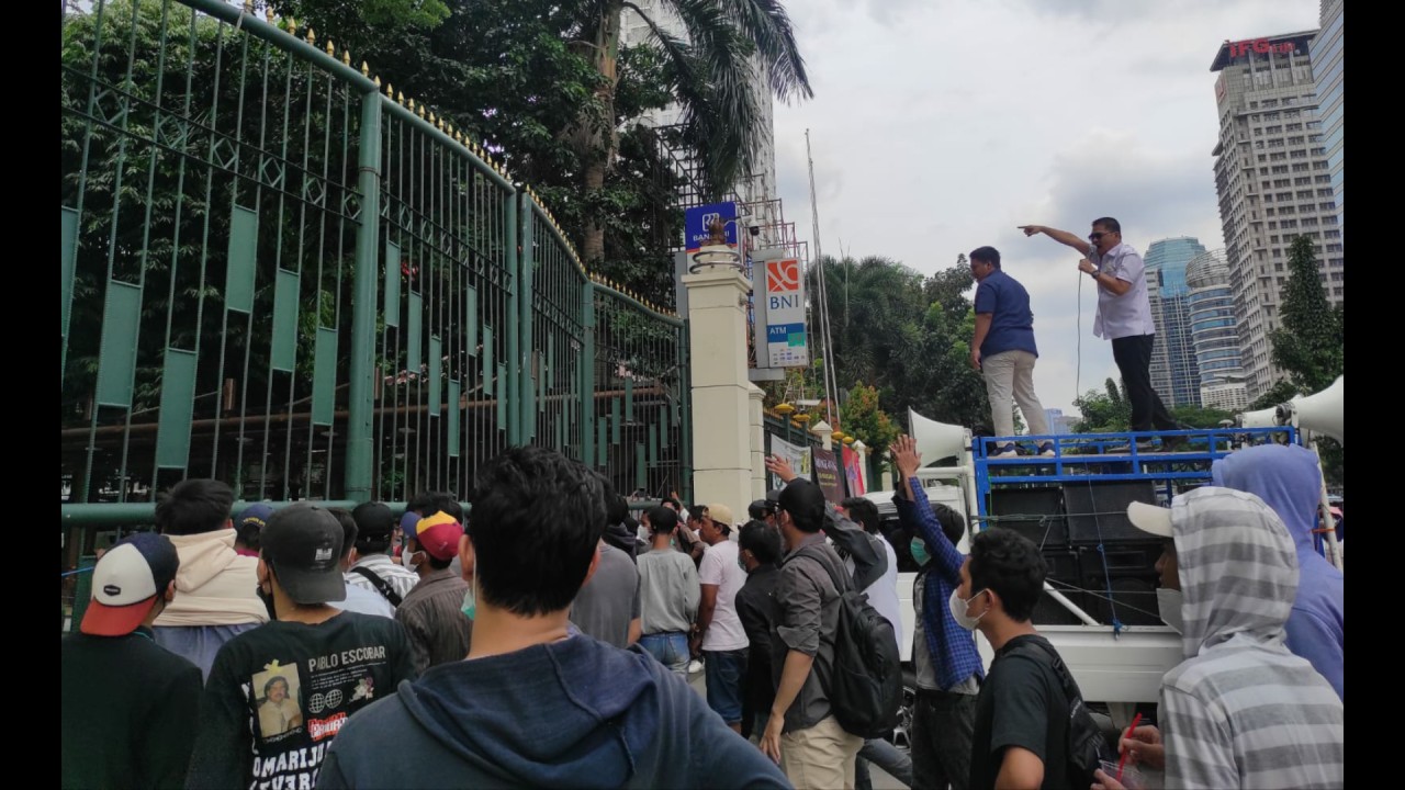 Unjuk rasa mahasiswa apoteker di depan kantor Kemendikbud Ristek. (Net)