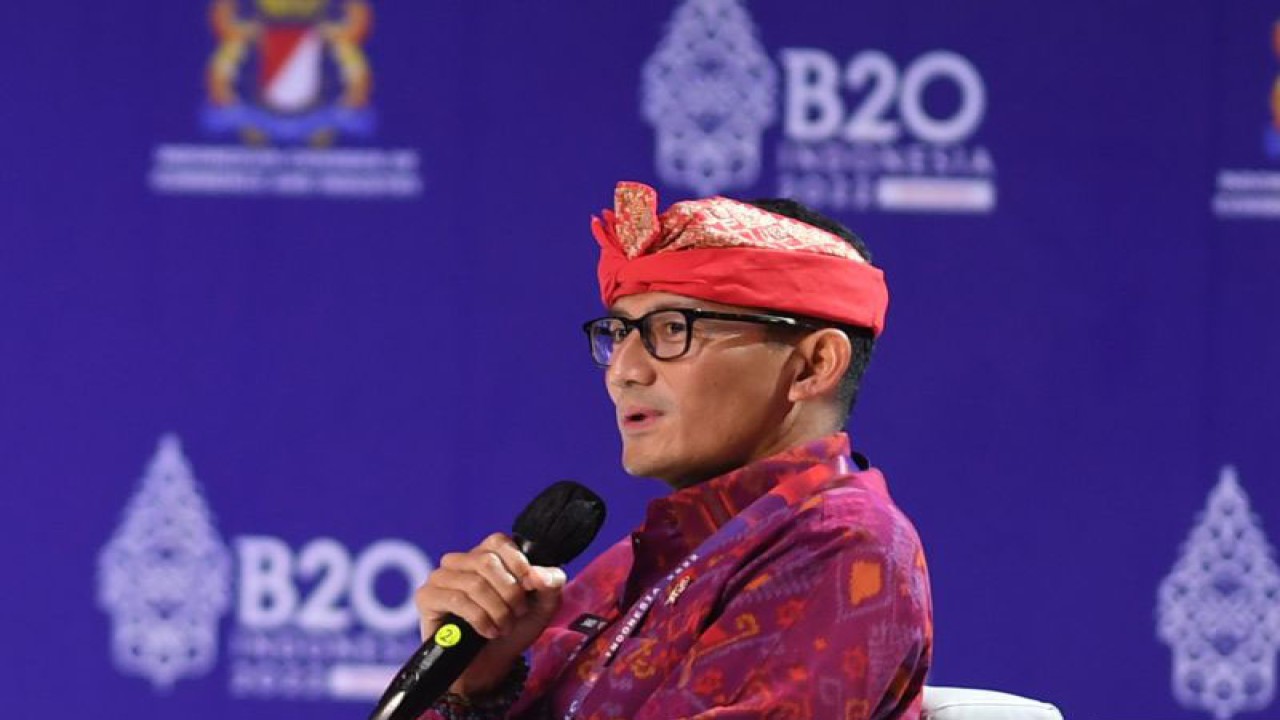 Menteri Pariwisata dan Ekonomi Kreatif Sandiaga Uno menyampaikan paparan saat Summit Ministerial Talk yang merupakan rangkaian acara B20 Summit Indonesia 2022 di Nusa Dua, Kabupaten Badung, Bali, Minggu (13/11/2022). ANTARA FOTO/Media Center G20 Indonesia/M Agung Rajasa/wsj